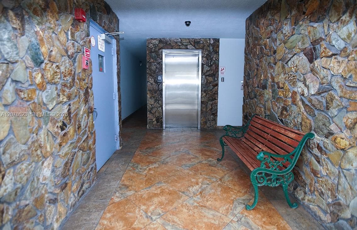 300 NE 12th Ave # 703, Hallandale Beach, FL 33009 — zdjęcie 3
