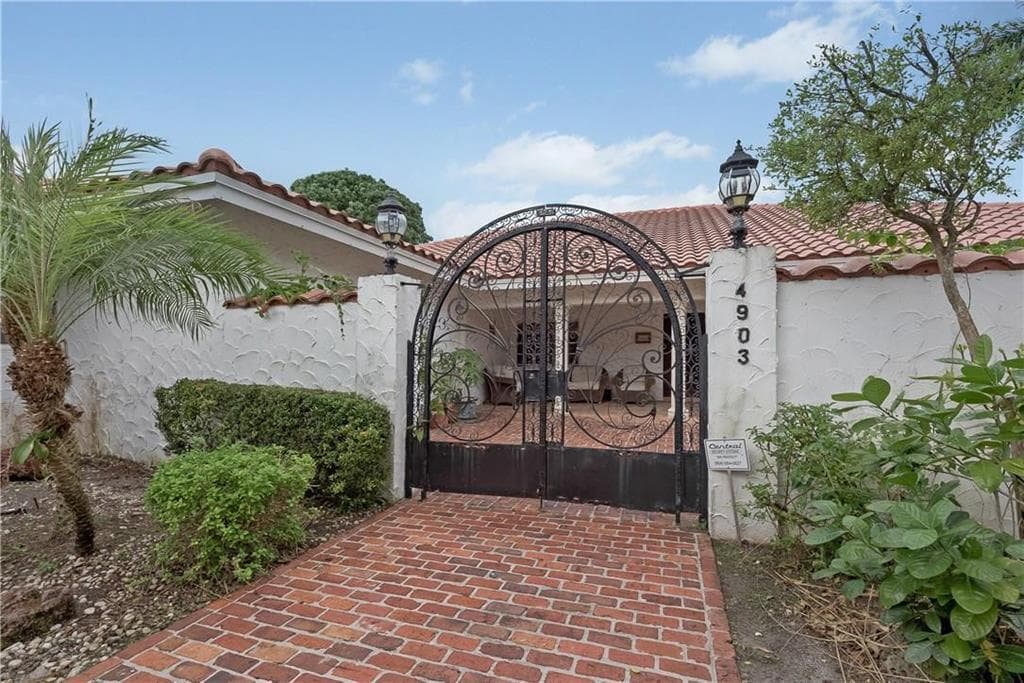 4903 WOODLANDS Boulevard, Tamarac, FL 33319 — zdjęcie 2