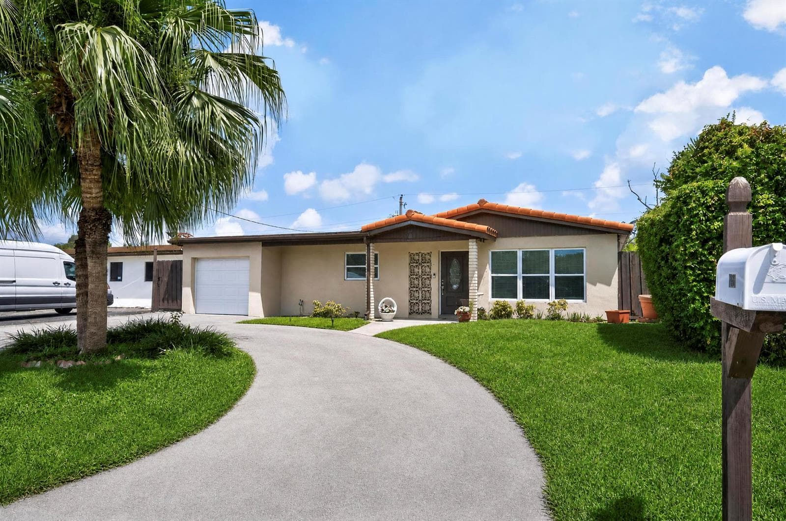 7961 N NORMANDY Street, Miramar, FL 33023 — zdjęcie 2
