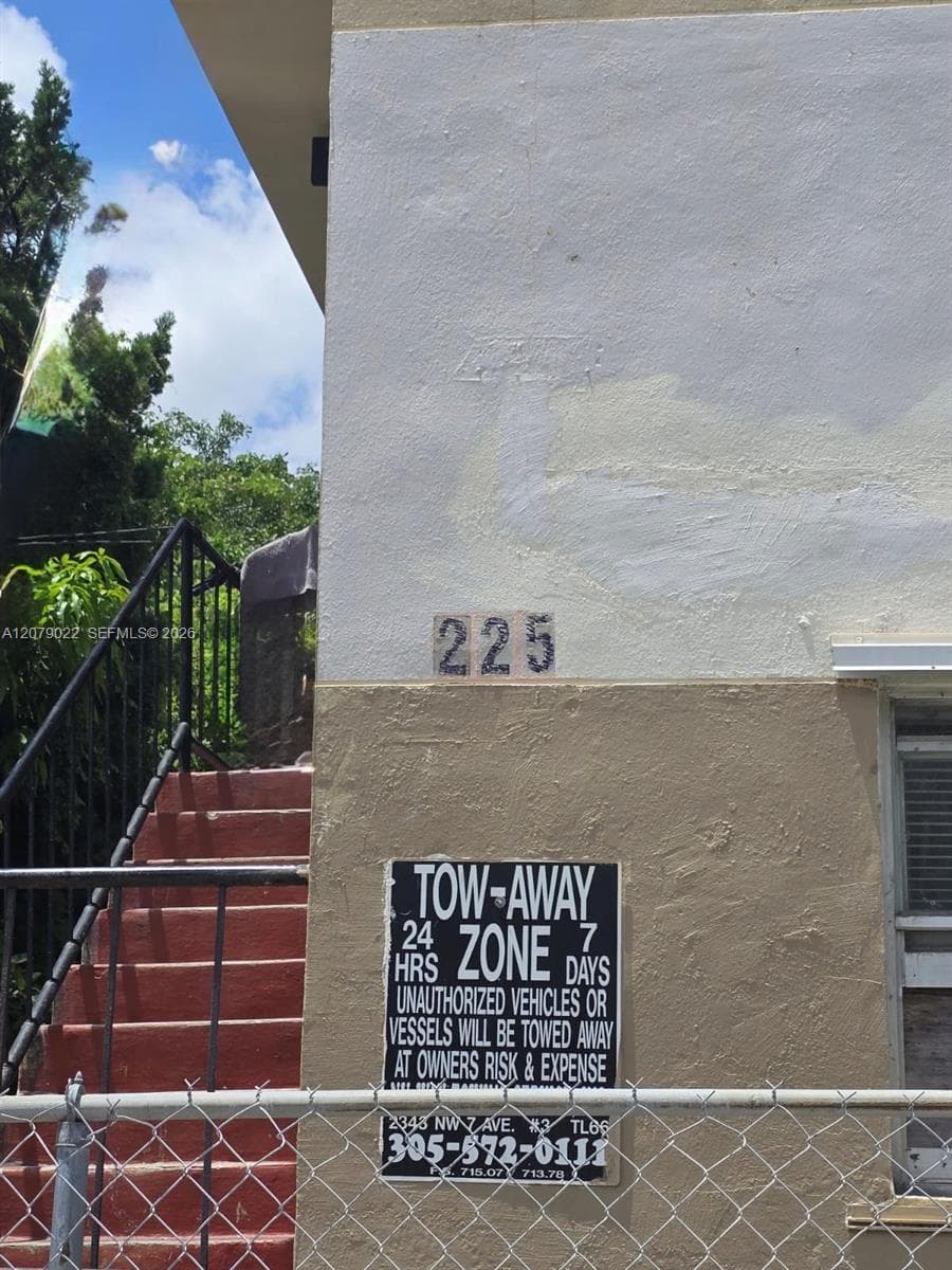 225 NW 17th St # 4, Miami, FL 33136 — zdjęcie 2