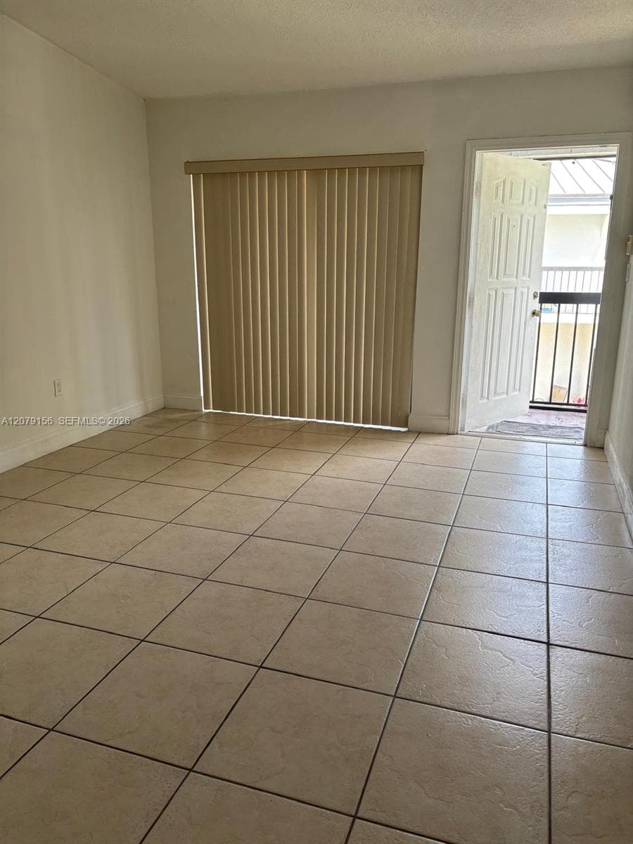 18290 NW Mediterranean Blvd # 7-5, Hialeah, FL 33015 — zdjęcie 5