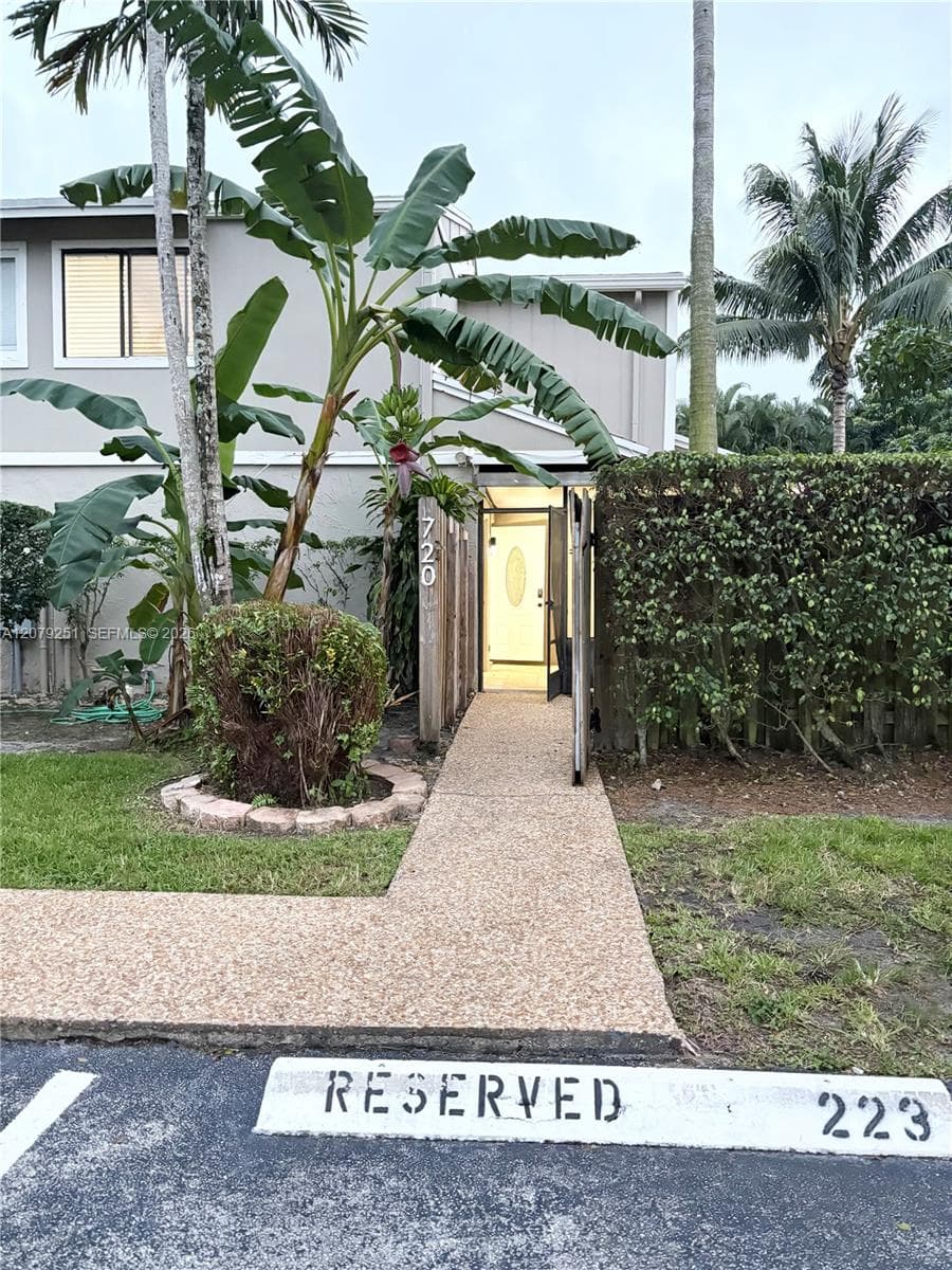 720 NW 132nd Ter, Plantation, FL 33325