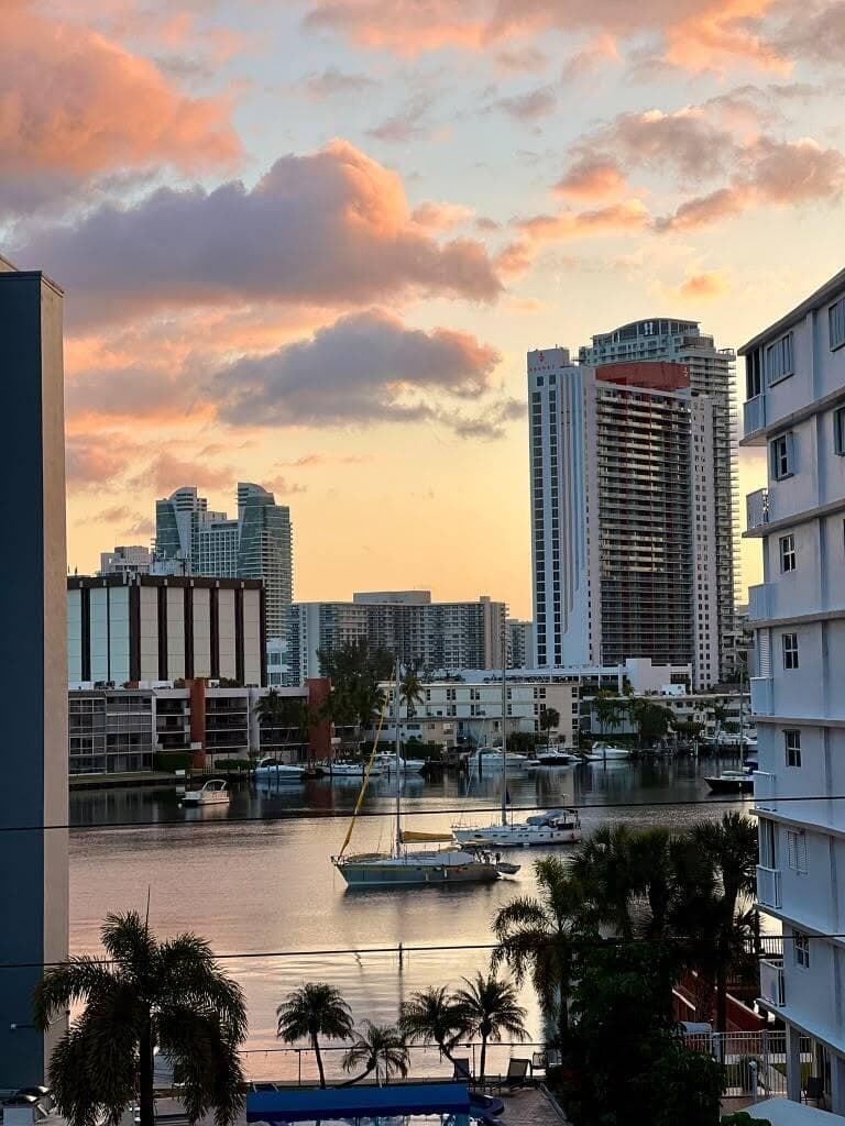 427 GOLDEN ISLES Drive # 4I, Hallandale Beach, FL 33009 — zdjęcie 4