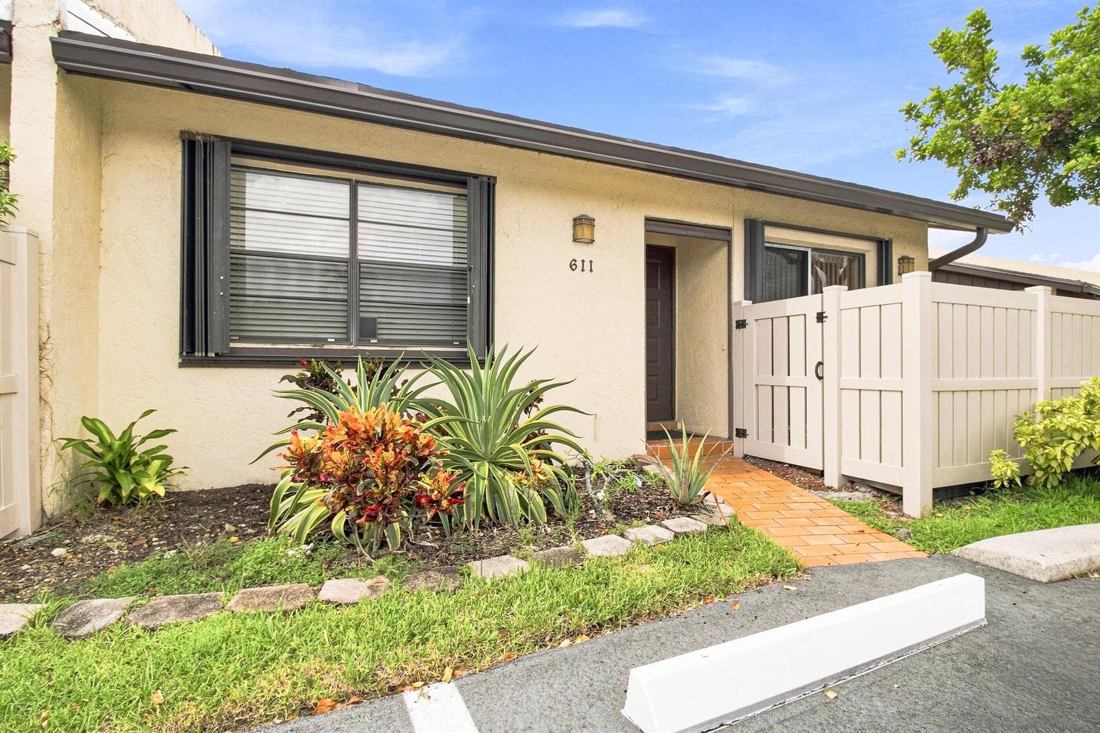 611 Banks Road, Margate, FL 33063 — zdjęcie 2