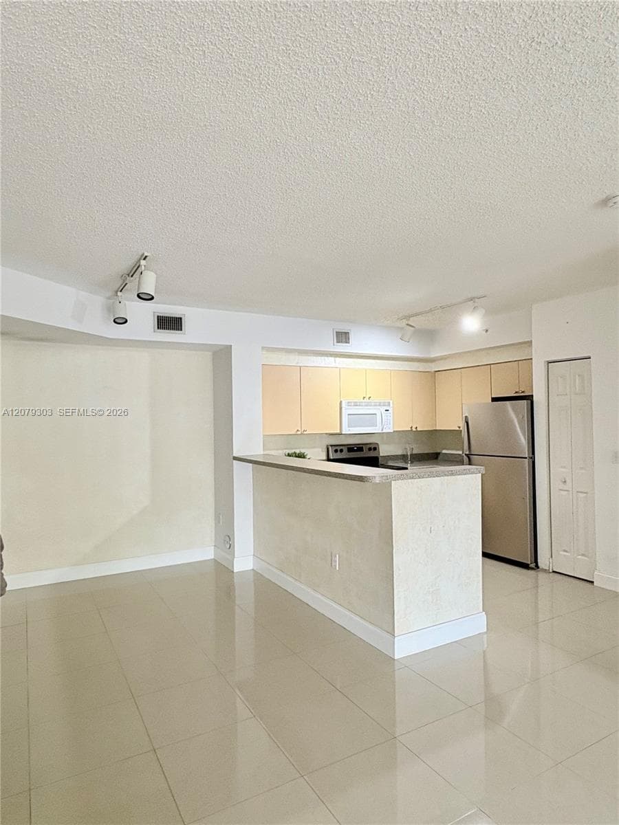 8030 N Nob Hill Rd # 105, Tamarac, FL 33321