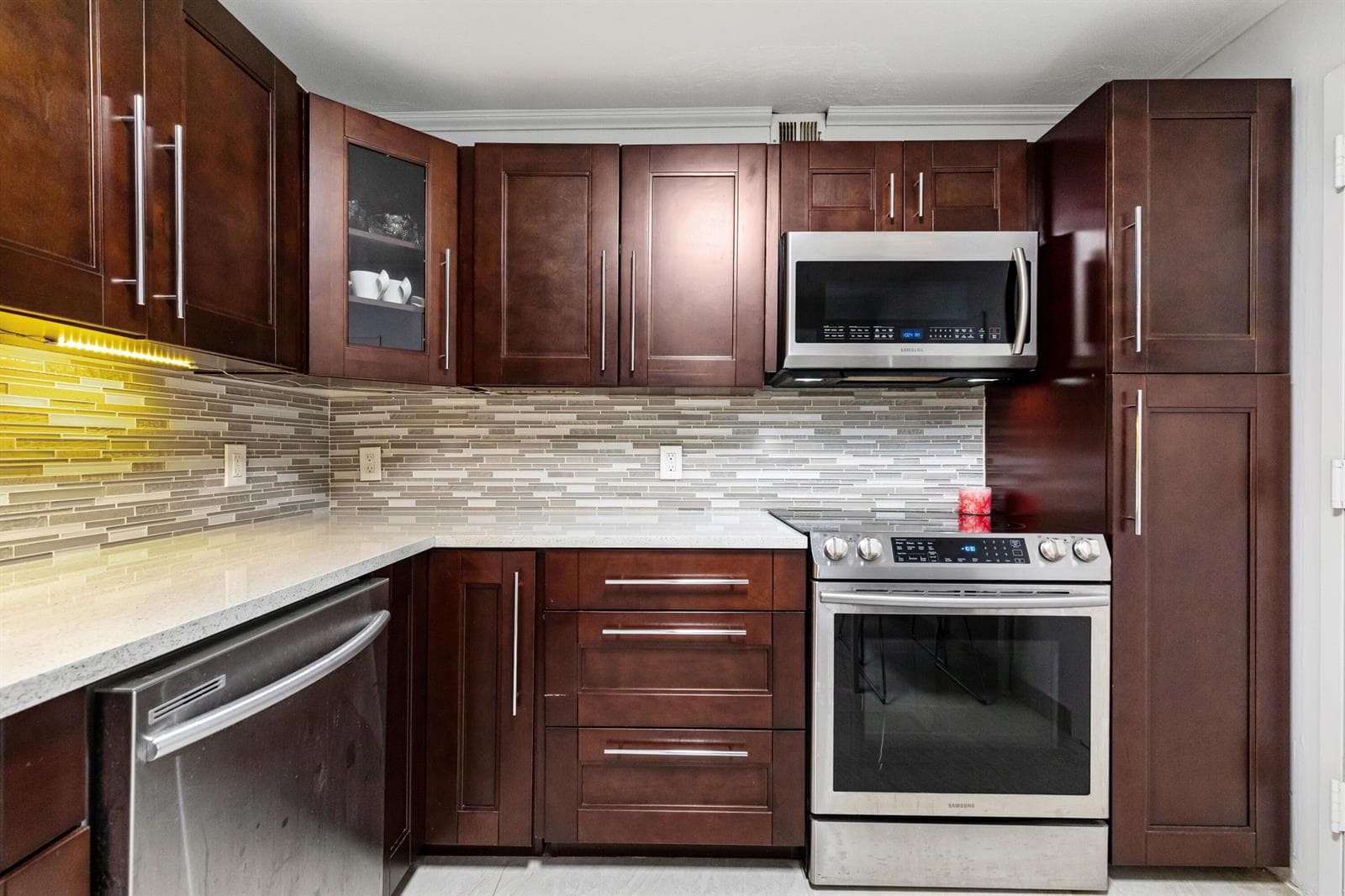 427 Golden Isles Drive, Hallandale Beach, FL 33009 — zdjęcie 2