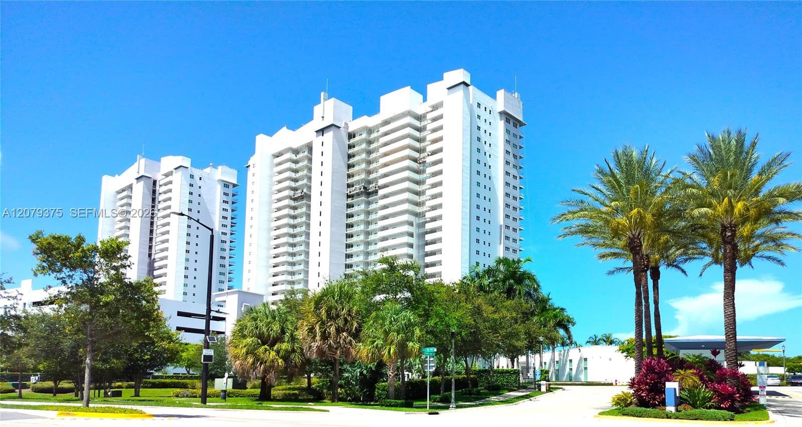 14951 Royal Oaks Ln # 1006, North Miami, FL 33181