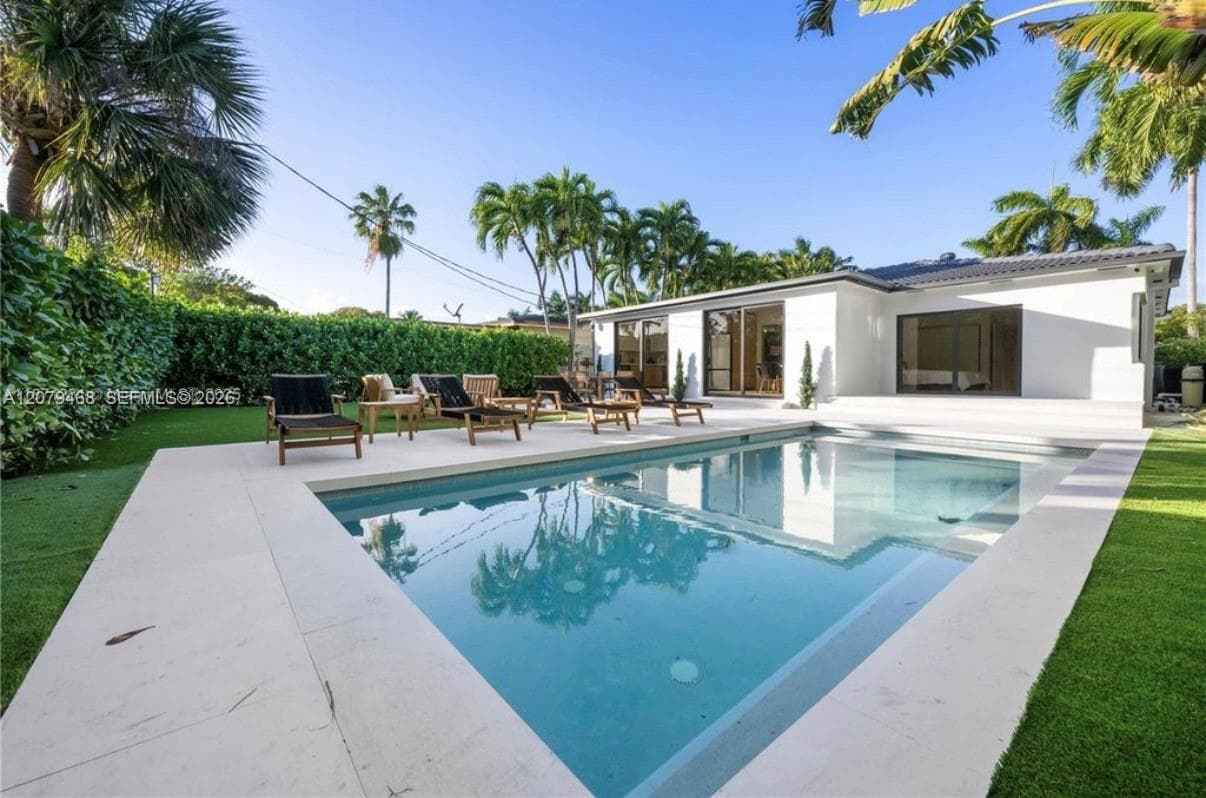 900 W 47th Ct, Miami Beach, FL 33140