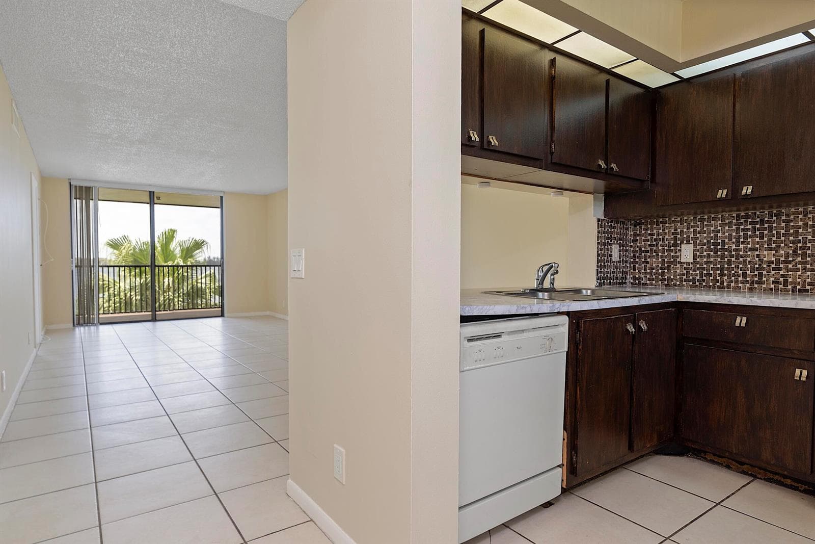 112 LAKE EMERALD Drive # 209, Oakland Park, FL 33309 — zdjęcie 2