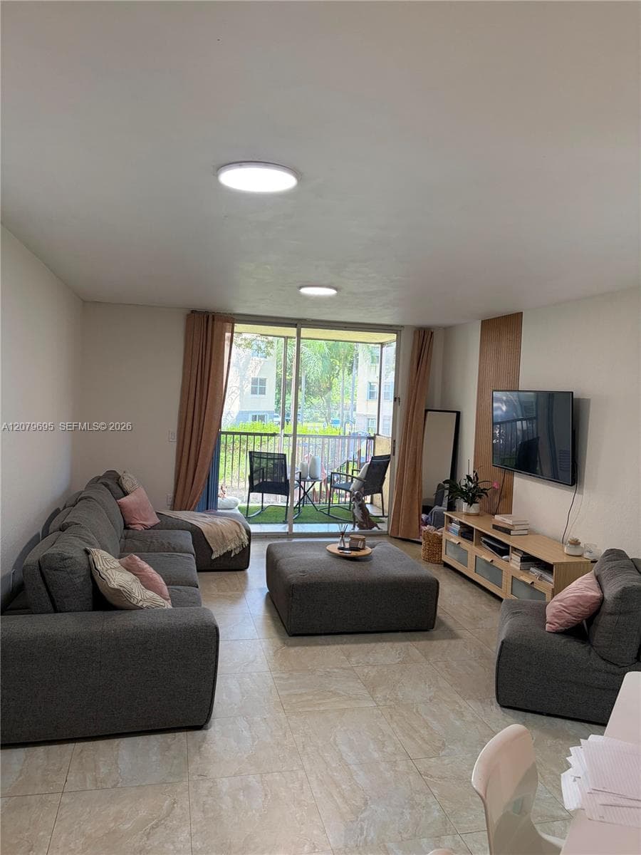 8225 Lake Dr # 205, Doral, FL 33166 — zdjęcie 3