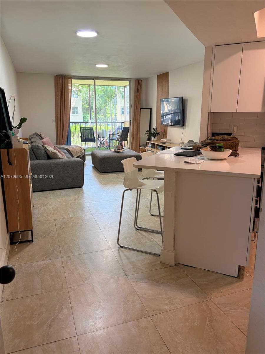 8225 Lake Dr # 205, Doral, FL 33166