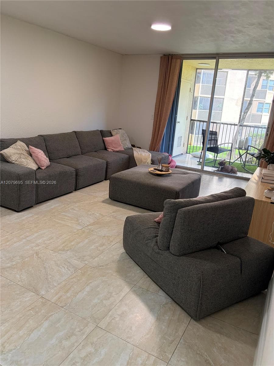 8225 Lake Dr # 205, Doral, FL 33166 — zdjęcie 4