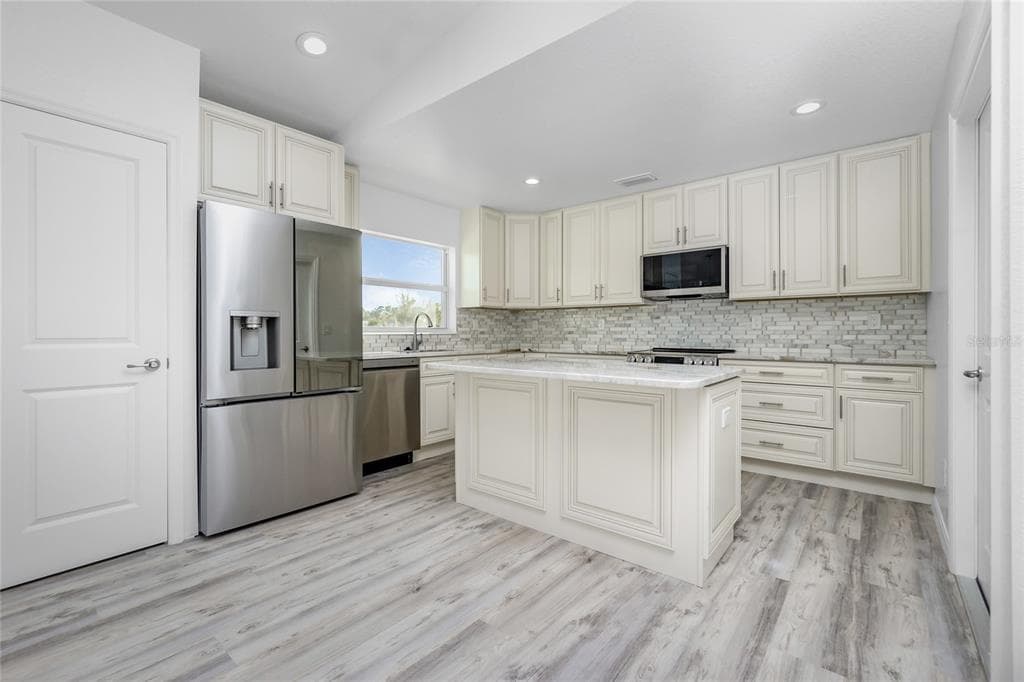 8099 WALBERT STREET, PORT CHARLOTTE, FL 33981 — zdjęcie 5