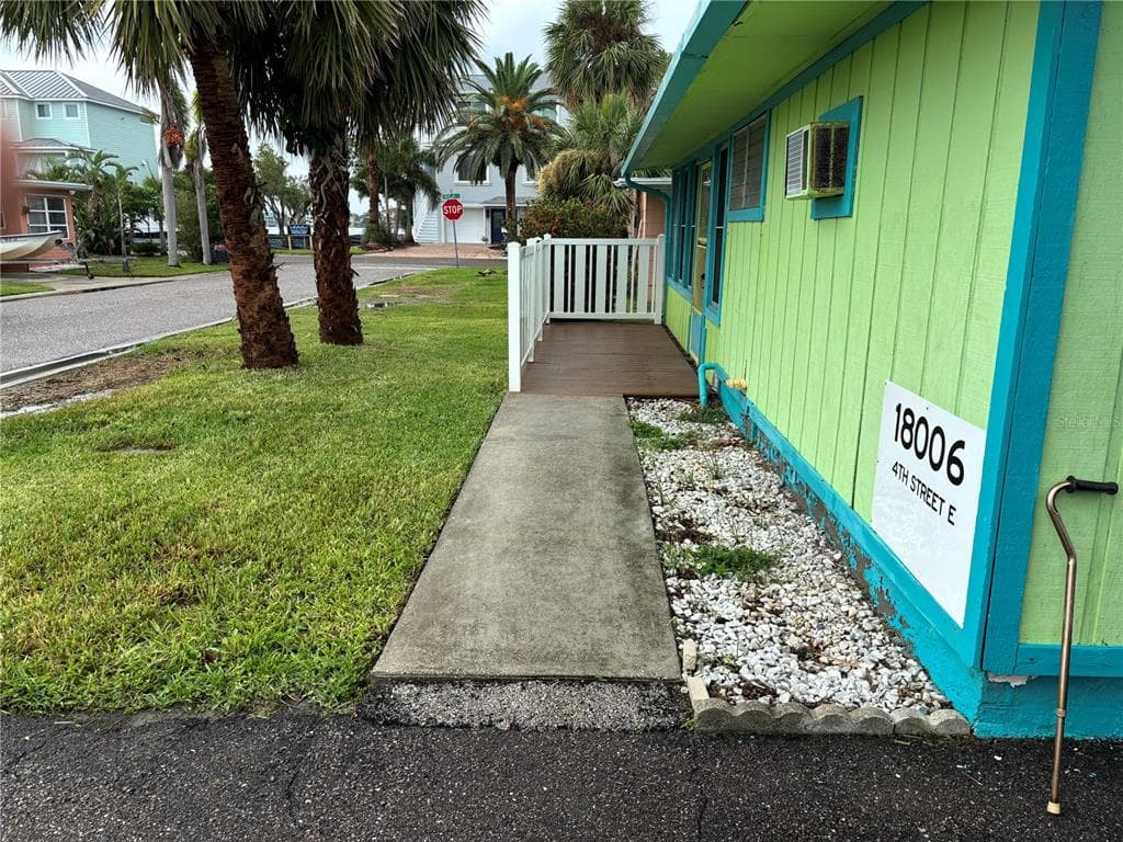 18006 4TH STREET E, REDINGTON SHORES, FL 33708 — zdjęcie 5