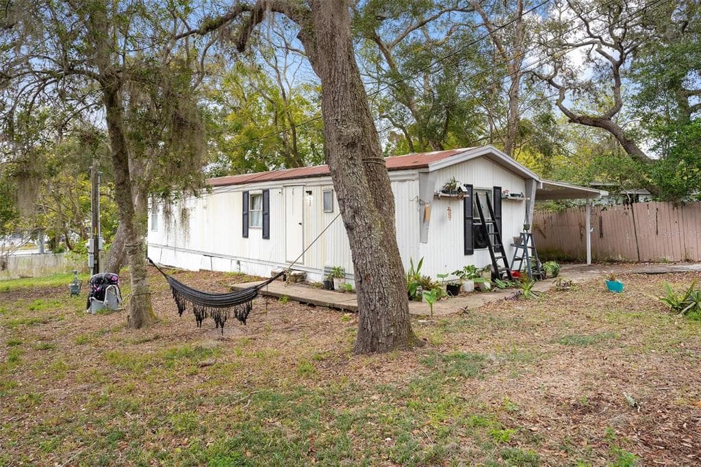 2109 HIALEAH AVENUE, LEESBURG, FL 34748