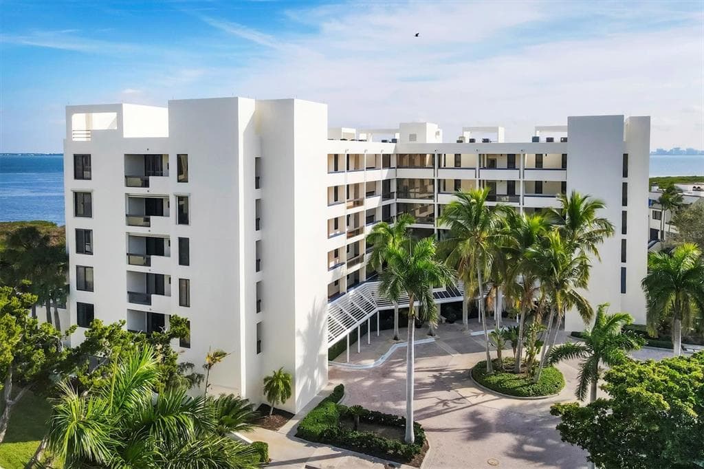 1930 HARBOURSIDE DRIVE # 134, LONGBOAT KEY, FL 34228