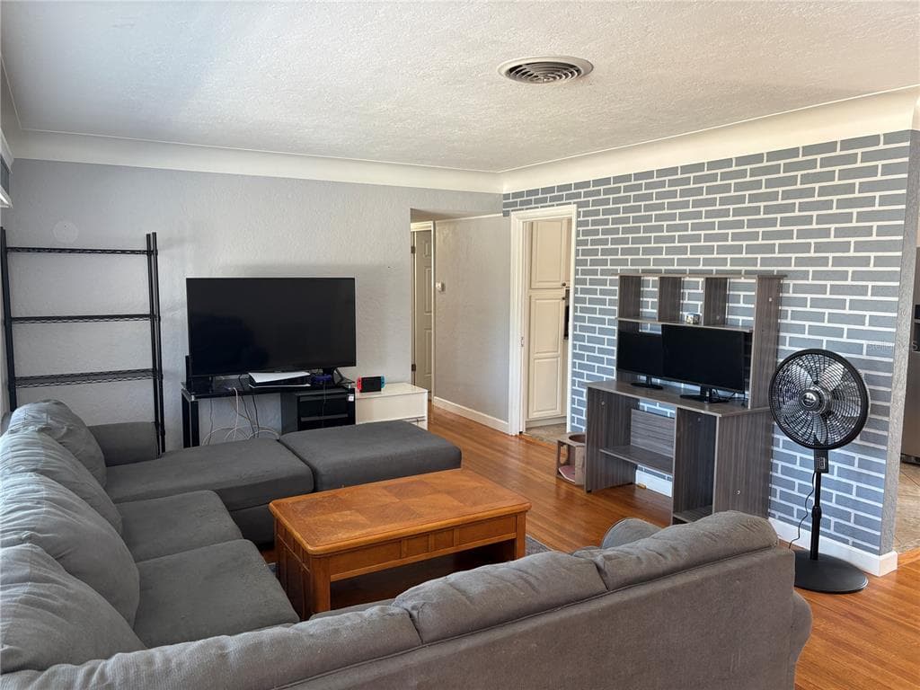 6221 13TH AVENUE N, ST PETERSBURG, FL 33710 — zdjęcie 4