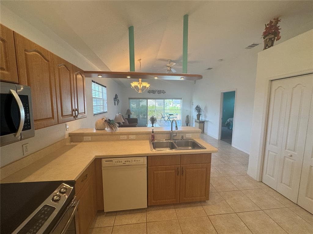 169 BOUNDARY BOULEVARD # 169P, ROTONDA WEST, FL 33947 — zdjęcie 4