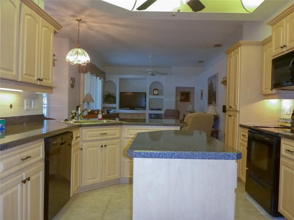 12271 CENTRALIA RD, WEEKI WACHEE, FL 34614 — zdjęcie 4