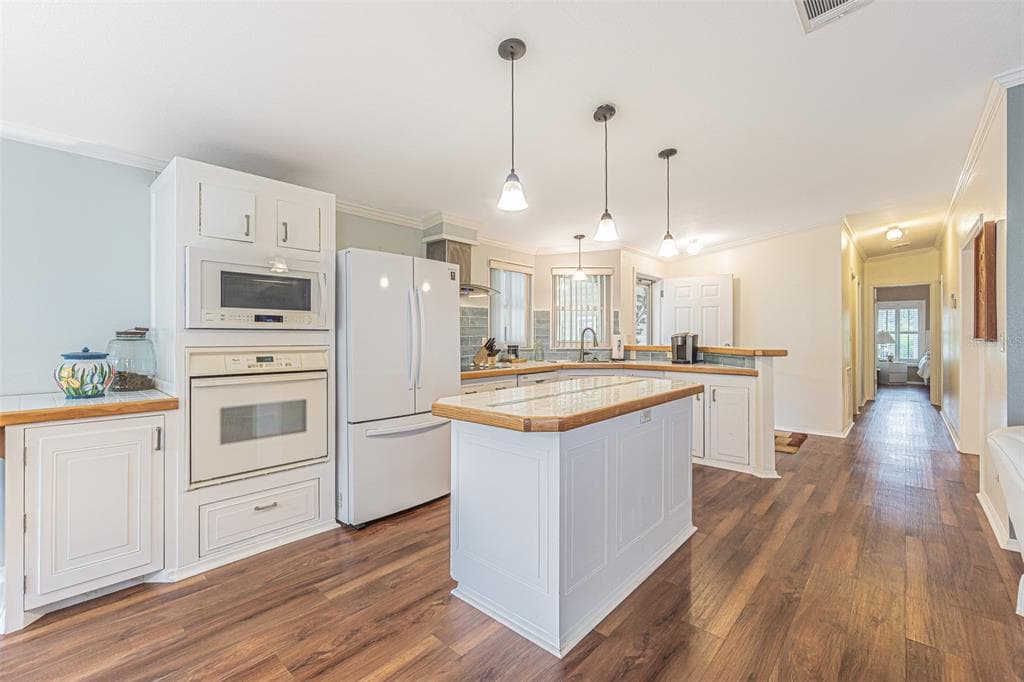 37654 NEUKOM AVENUE, ZEPHYRHILLS, FL 33541 — zdjęcie 4