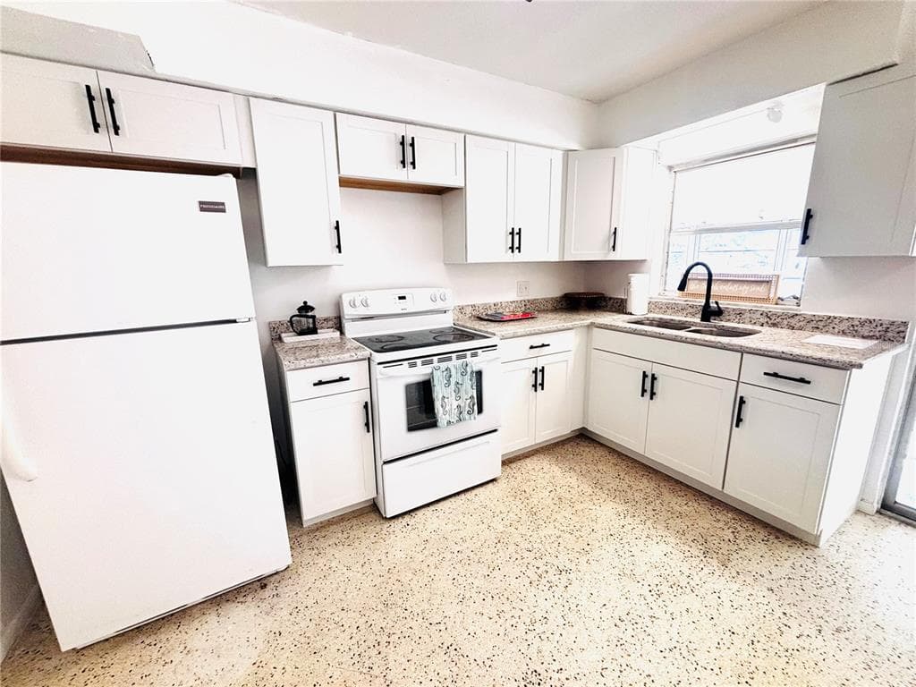 6125 BEACON POINT DRIVE, WEEKI WACHEE, FL 34607 — zdjęcie 4