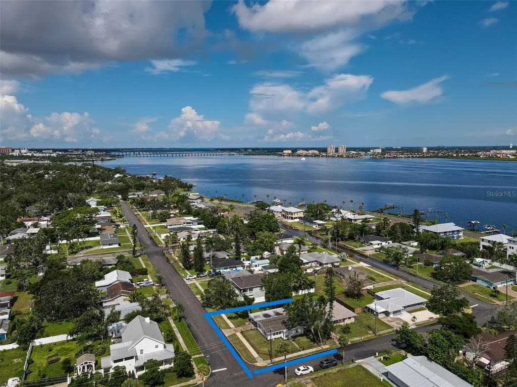 102 20TH STREET NE, BRADENTON, FL 34208
