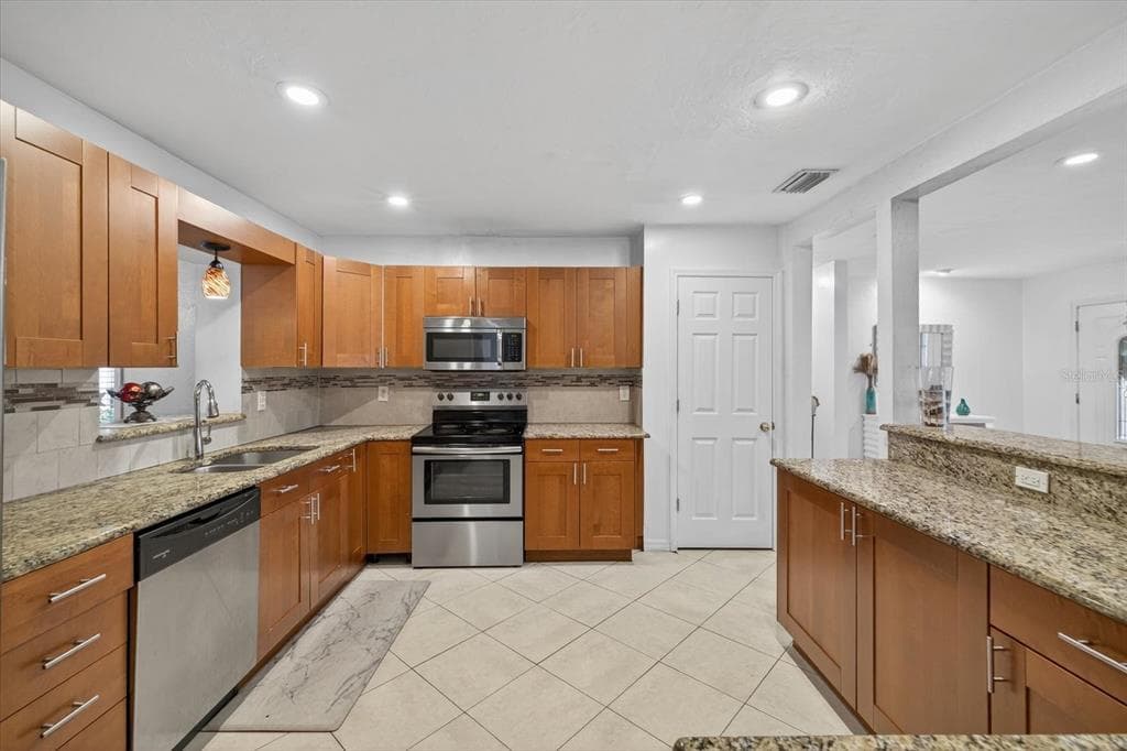 420 LEWIS BOULEVARD SE, ST PETERSBURG, FL 33705 — zdjęcie 2