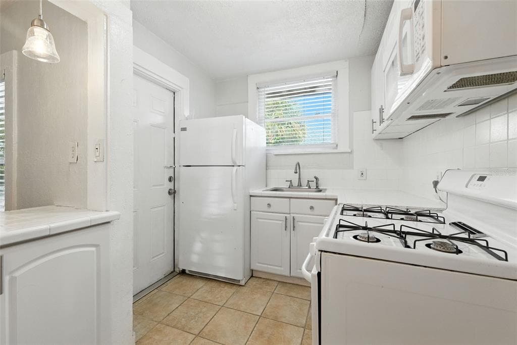 1040 19TH AVENUE N, ST PETERSBURG, FL 33704 — zdjęcie 3
