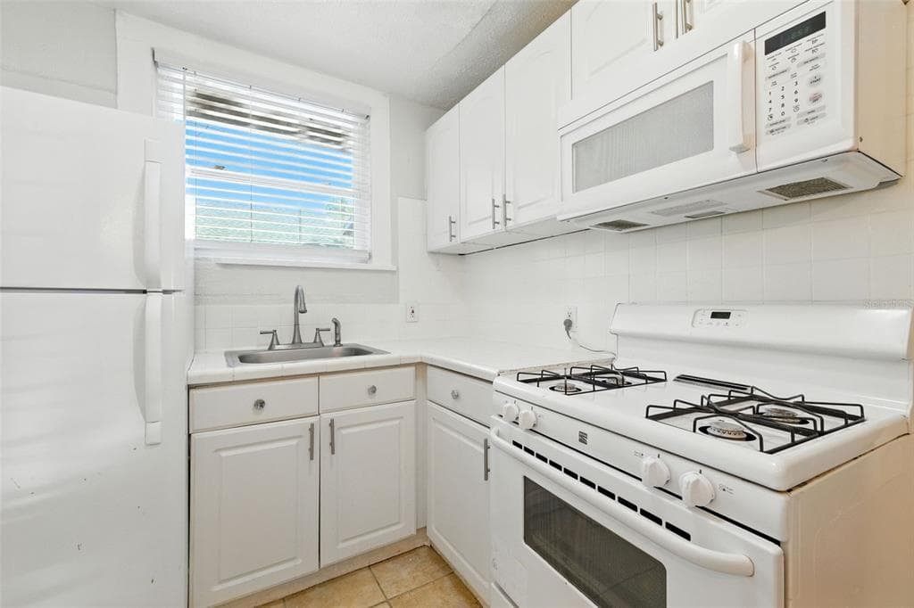 1040 19TH AVENUE N, ST PETERSBURG, FL 33704 — zdjęcie 4