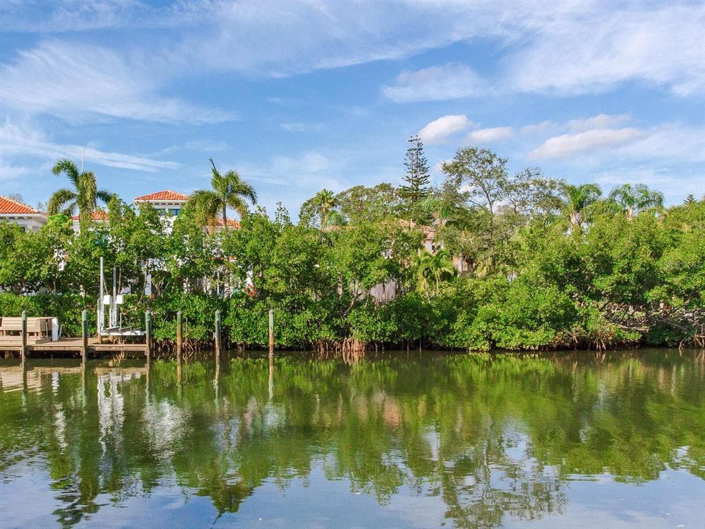 5001 S SHORE CREST CIRCLE, TAMPA, FL 33609