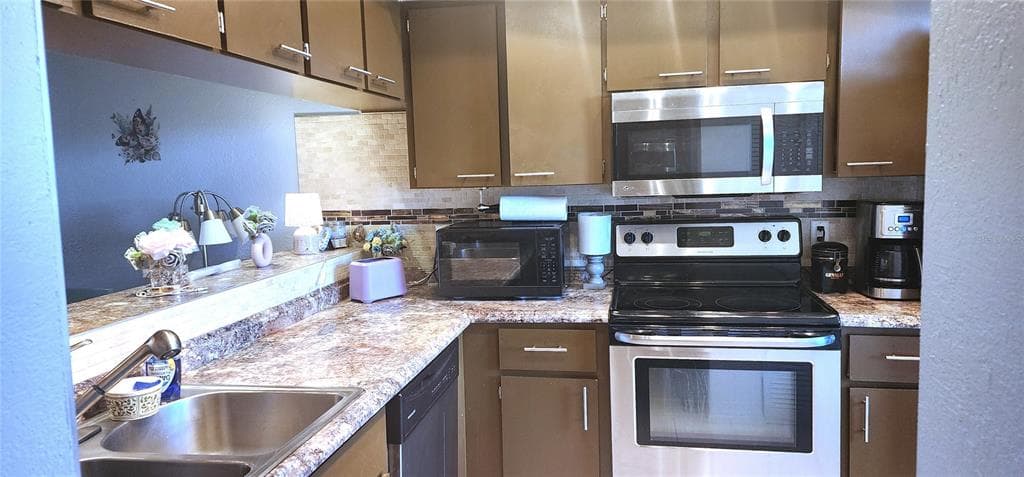 1999 KINGS HIGHWAY # 16B, PUNTA GORDA, FL 33980 — zdjęcie 4