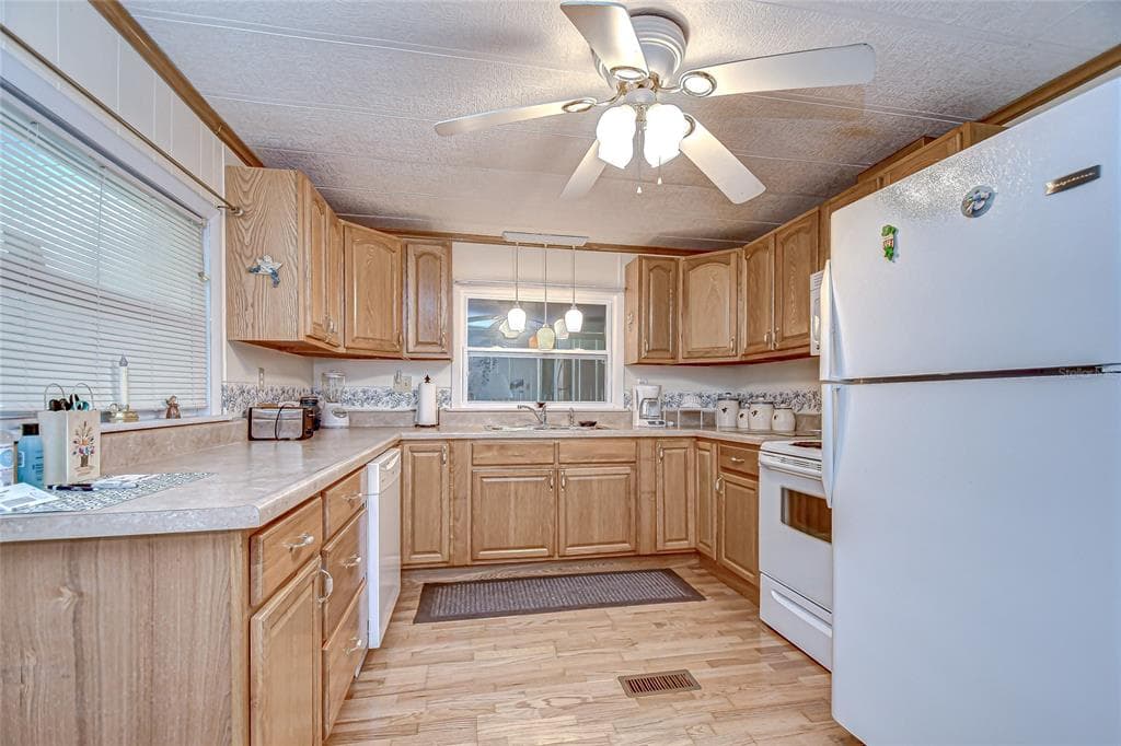 39443 ELGIN DRIVE, ZEPHYRHILLS, FL 33542 — zdjęcie 4