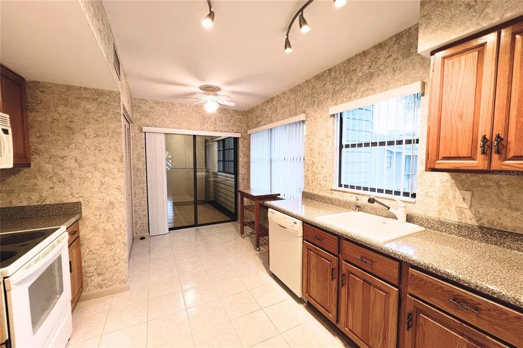 10606 LONGWOOD DRIVE # 203B, SEMINOLE, FL 33777 — zdjęcie 5