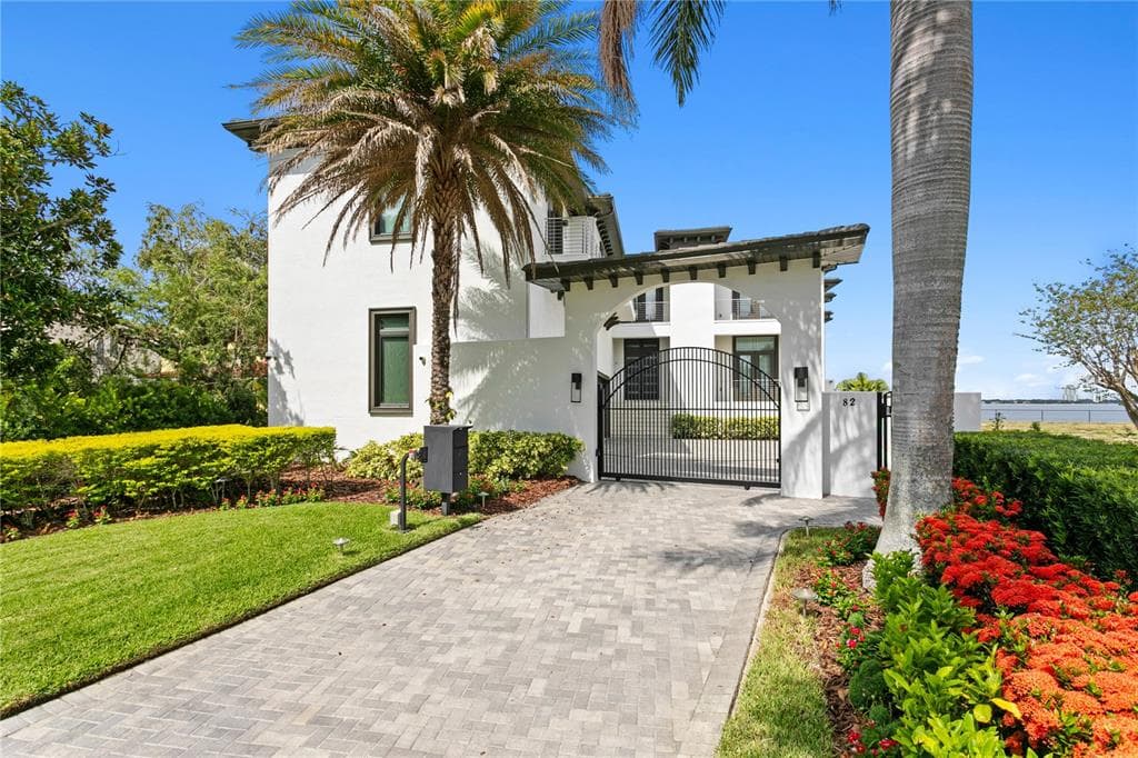 82 MARTINIQUE AVENUE, TAMPA, FL 33606