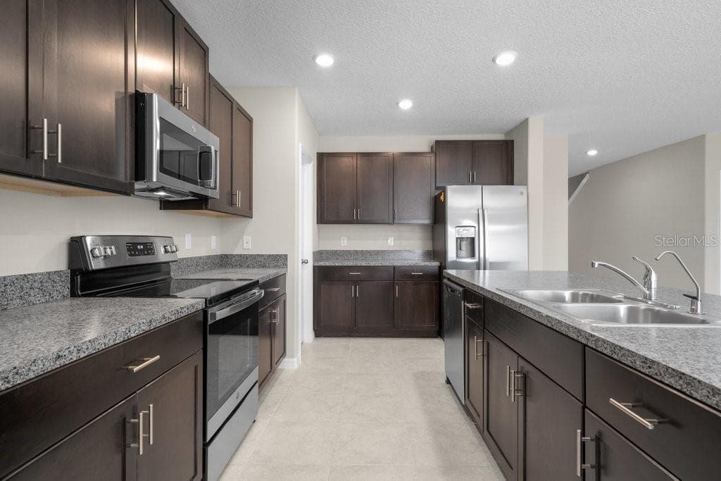 7227 RONNIE GARDENS COURT, TAMPA, FL 33619 — zdjęcie 5