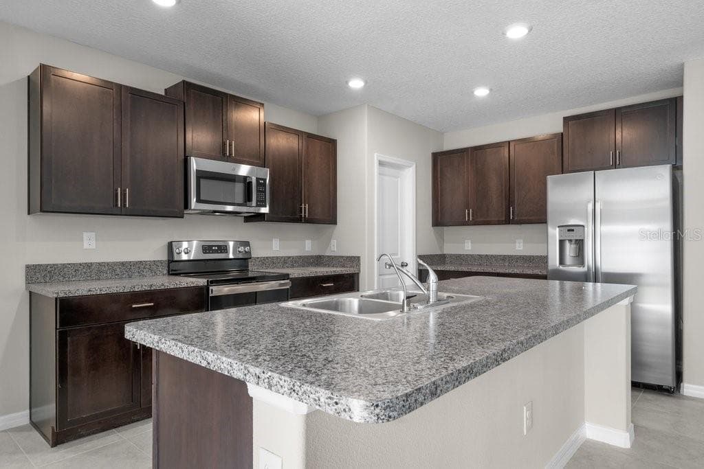 7227 RONNIE GARDENS COURT, TAMPA, FL 33619 — zdjęcie 4