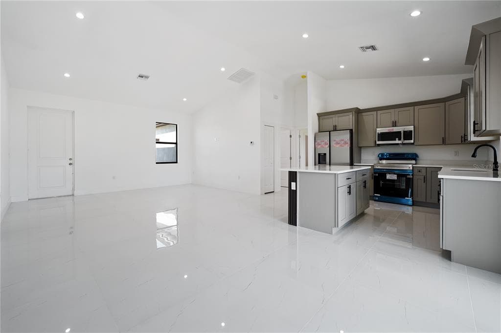 2458 NW 9TH TERRACE, CAPE CORAL, FL 33993 — zdjęcie 3