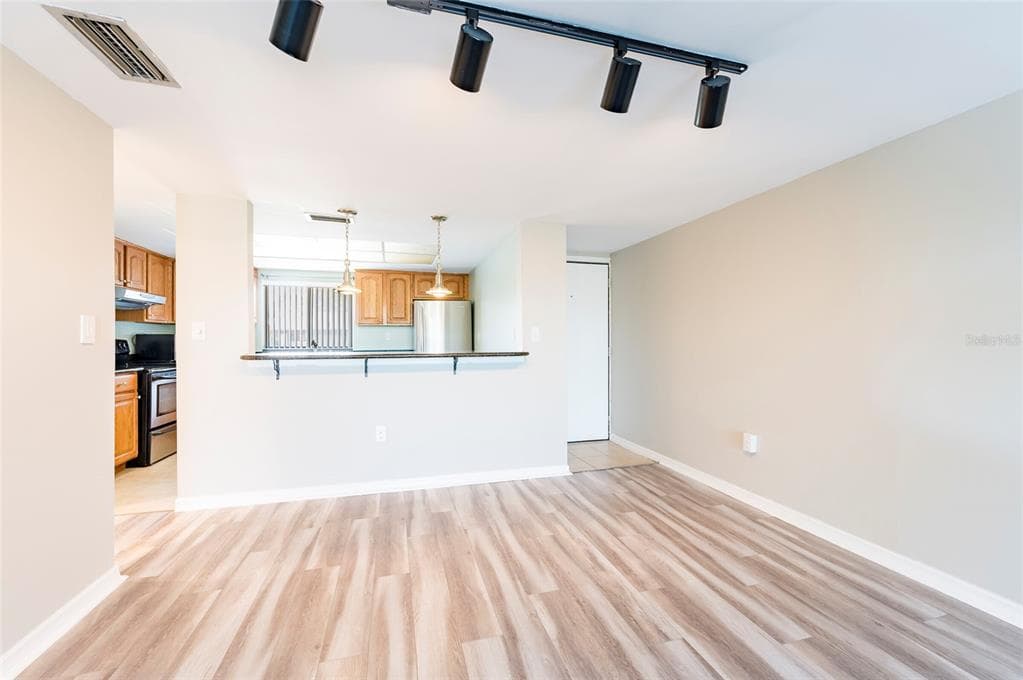 735 S VILLAGE DRIVE N # 206, ST PETERSBURG, FL 33716 — zdjęcie 4