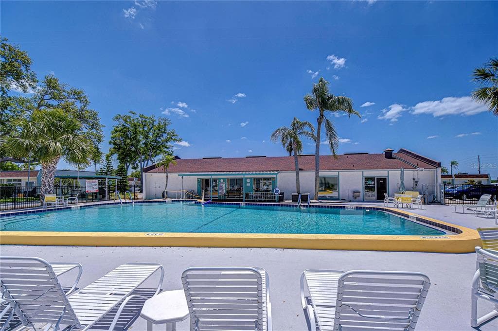 13870 OAKWOOD LANE, SEMINOLE, FL 33776 — zdjęcie 2