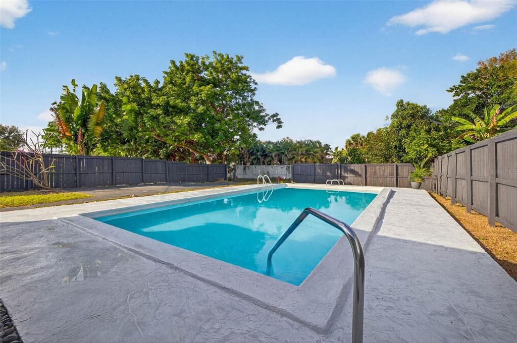 3929 13TH AVENUE N, ST PETERSBURG, FL 33713 — zdjęcie 4