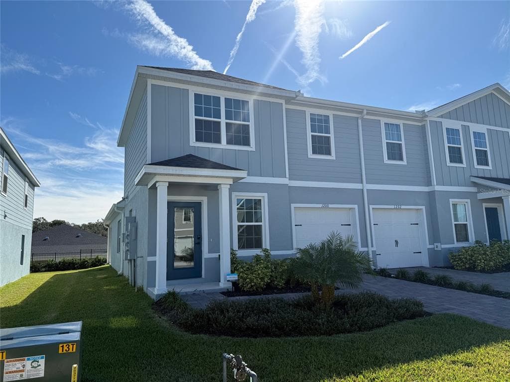 1200 PORT BLUE WAY, LADY LAKE, FL 32159