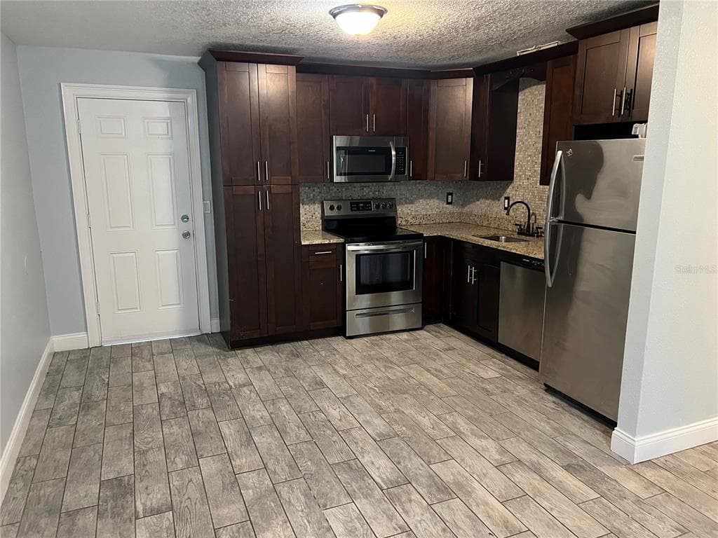 920 MAYDELL DRIVE # B, TAMPA, FL 33619 — zdjęcie 2