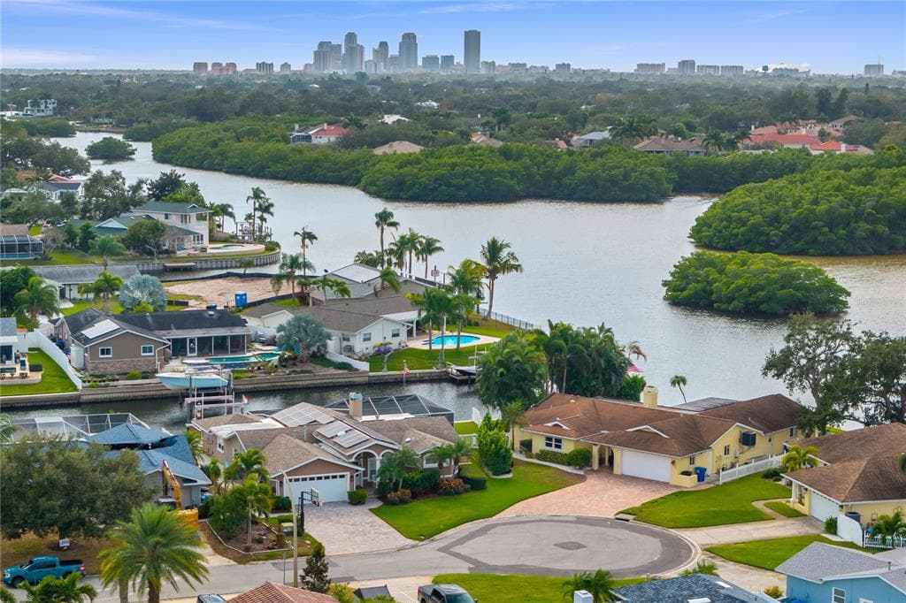 1320 52ND AVENUE NE, ST PETERSBURG, FL 33703 — zdjęcie 2