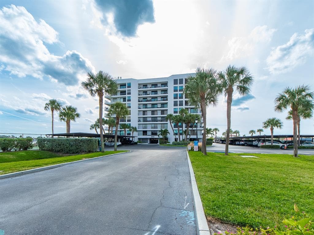 240 SAND KEY ESTATES DRIVE # 216, CLEARWATER BEACH, FL 33767 — zdjęcie 2
