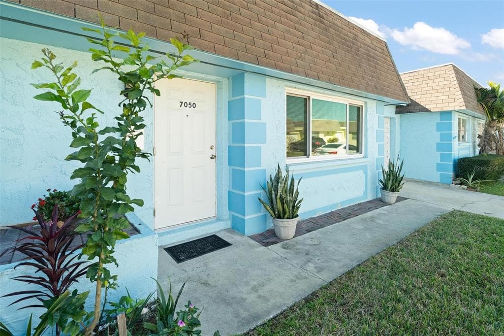7050 VERSAILLES N, PINELLAS PARK, FL 33781