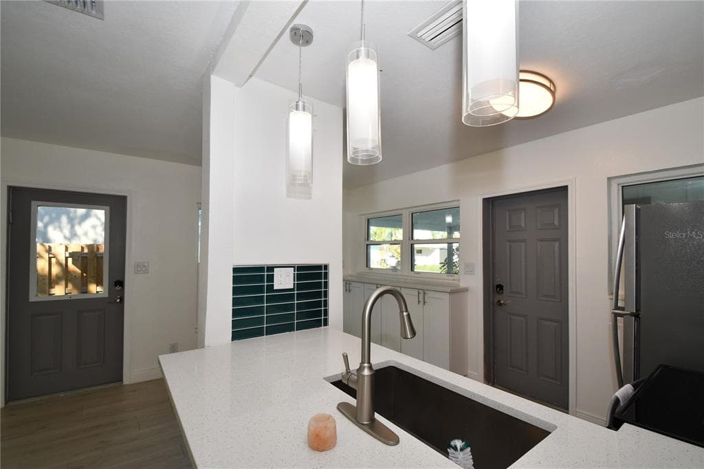 547 TRADE WINDS DRIVE, DUNEDIN, FL 34698 — zdjęcie 2