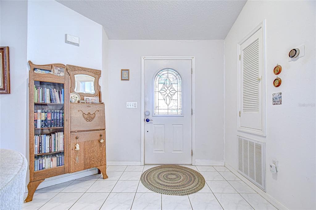 6911 OAKCREST WAY, ZEPHYRHILLS, FL 33542 — zdjęcie 4