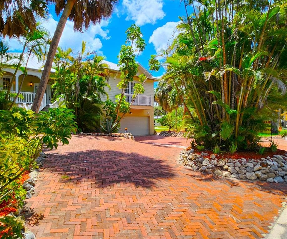 102 17TH STREET NE, BRADENTON, FL 34208