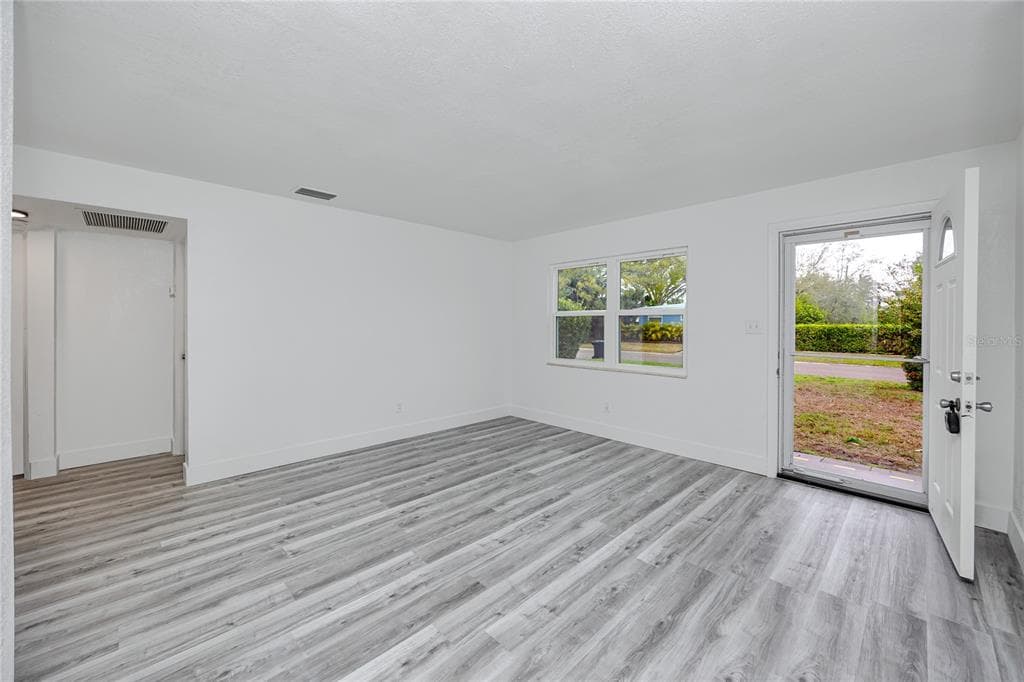 418 39TH AVENUE N, ST PETERSBURG, FL 33703 — zdjęcie 4