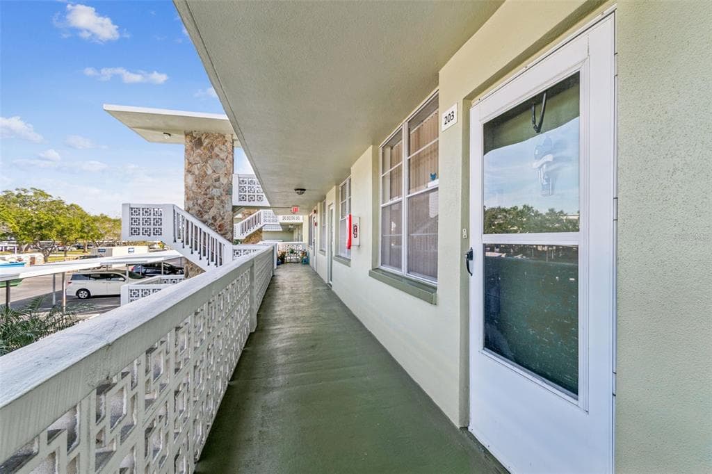 4885 1ST STREET NE # 203, ST PETERSBURG, FL 33703 — zdjęcie 2